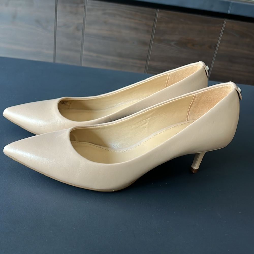 Michael Michael Kors nude pointy toe pump - Picture 2 of 5